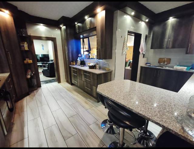 6 BEDROOM HOUSE FOR SALE IN GOLF PARK